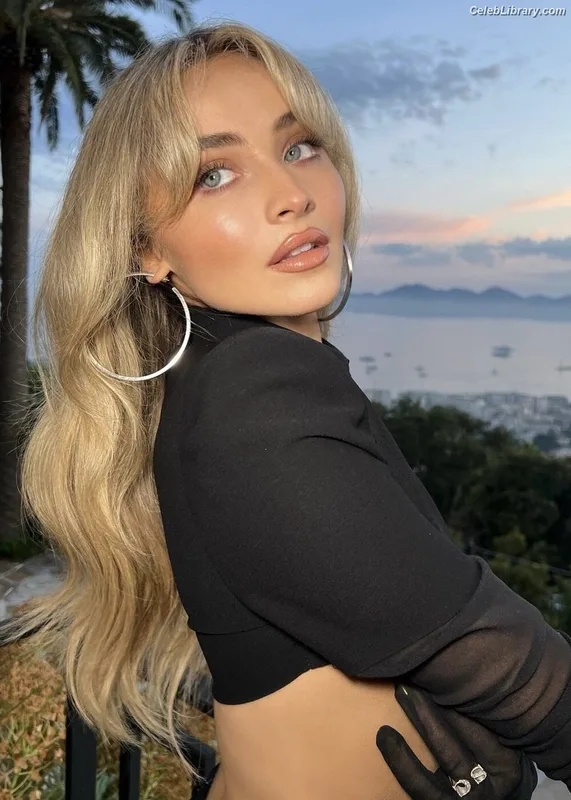 Sabrina Carpenter photo 7 of 6403