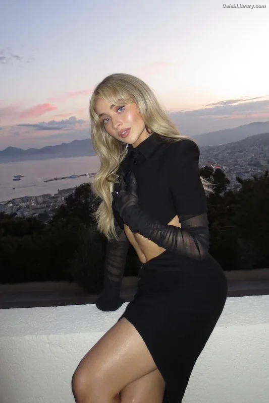 Sabrina Carpenter photo 11 of 6403