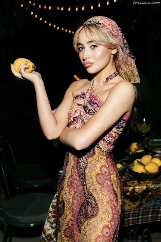 Sabrina Carpenter photo 16 of 6403
