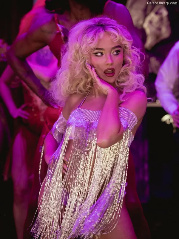 Sabrina Carpenter photo 2 of 6403