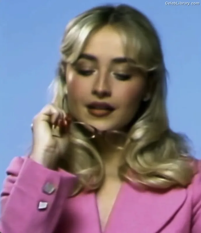 Sabrina Carpenter photo 3 of 6403