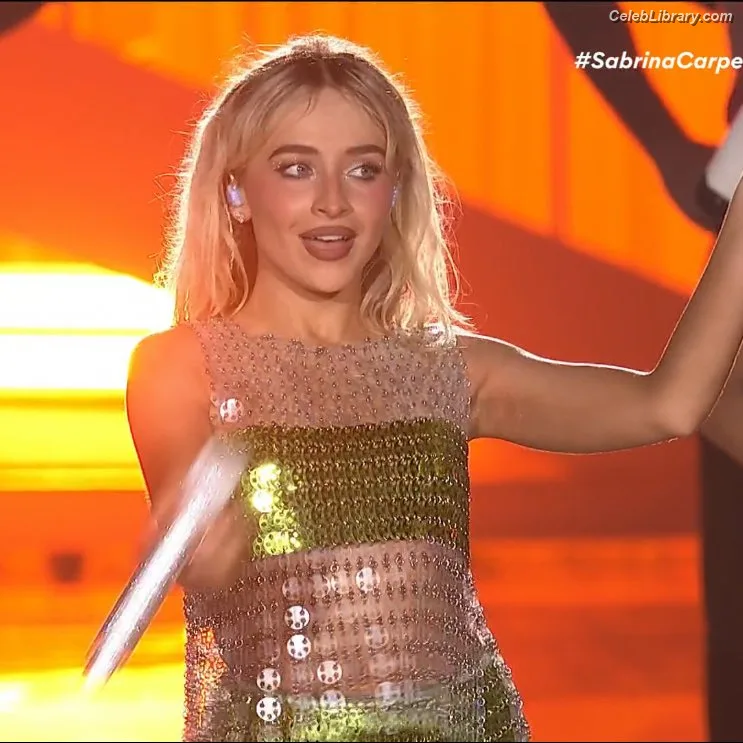 Sabrina Carpenter photo 13 of 6403