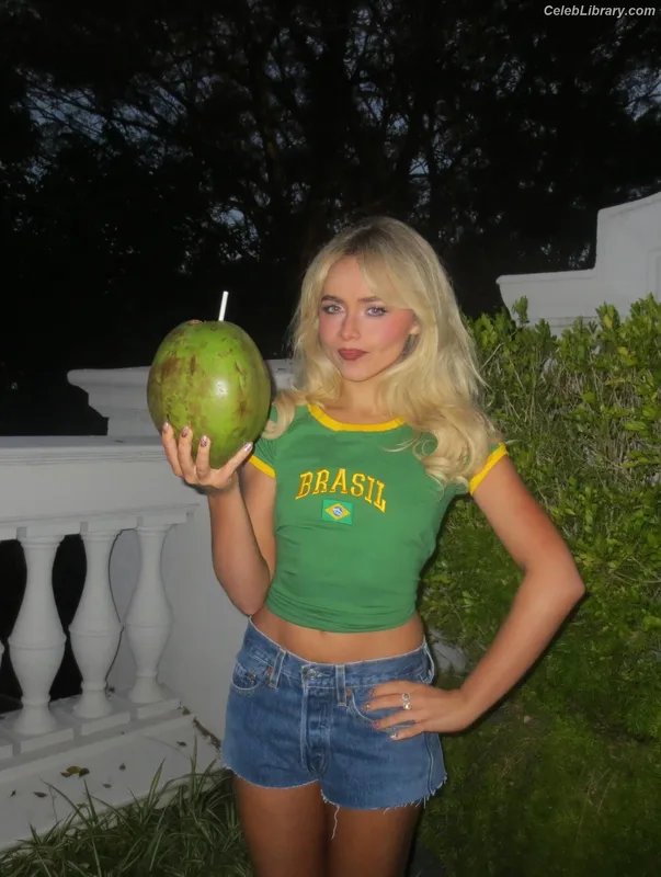Sabrina Carpenter photo 2 of 6403