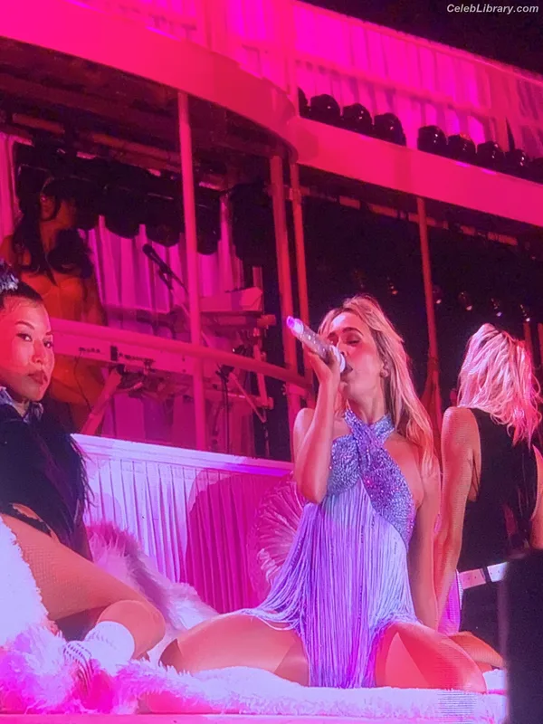 Sabrina Carpenter photo 11 of 6403