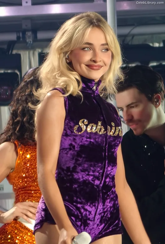 Sabrina Carpenter photo 15 of 6403