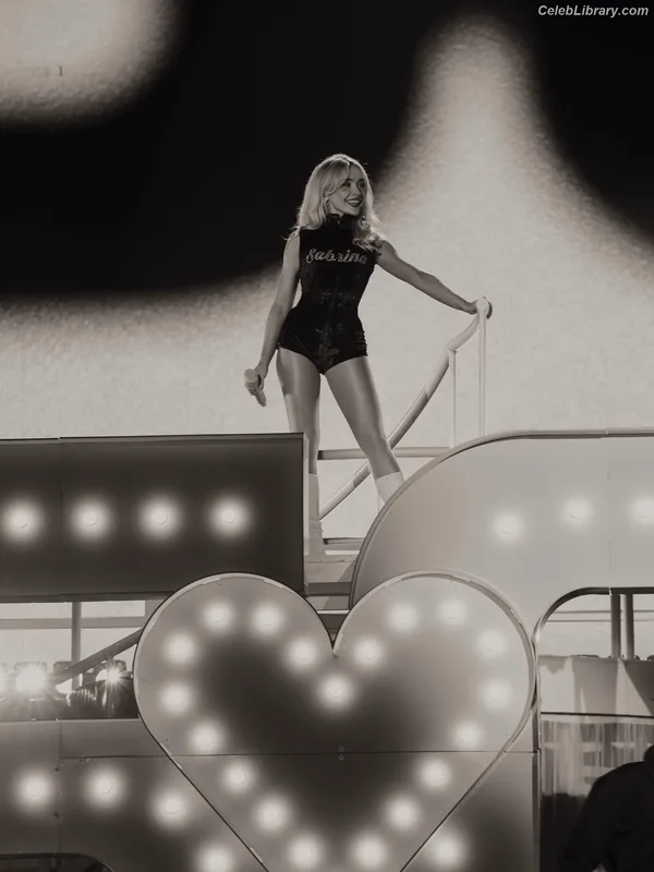 Sabrina Carpenter photo 24 of 6403