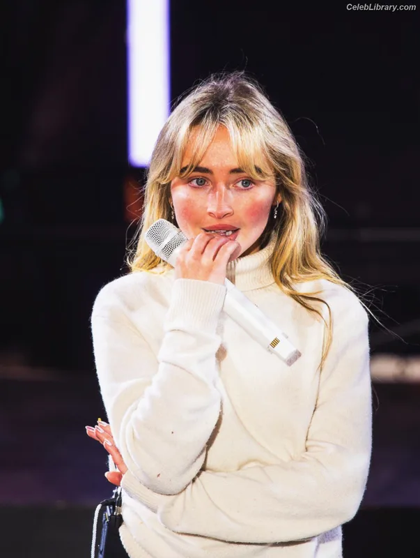 Sabrina Carpenter photo 13 of 6403