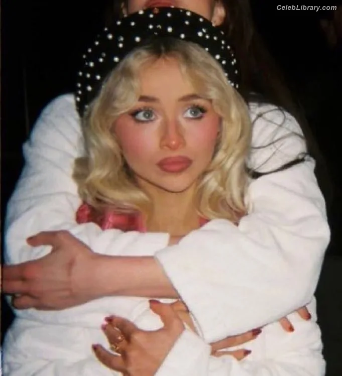 Sabrina Carpenter photo 1 of 6403