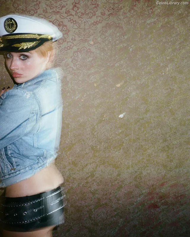 Sabrina Carpenter photo 12 of 6403