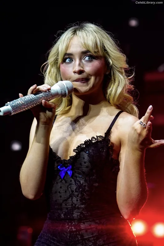 Sabrina Carpenter photo 24 of 6403