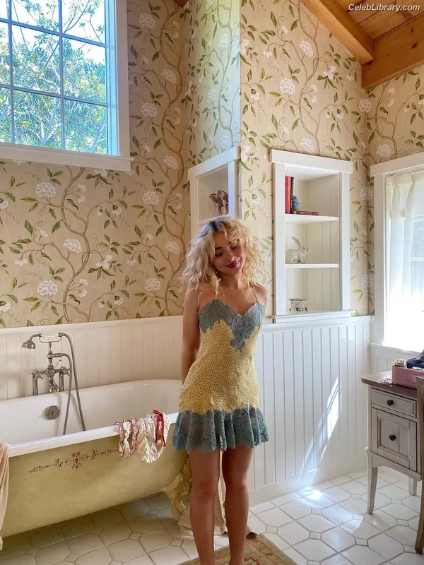 Sabrina Carpenter photo 12 of 6403