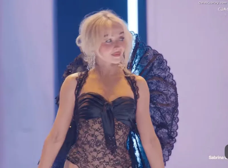 Sabrina Carpenter photo 4 of 6403