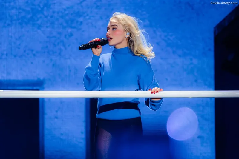 Sabrina Carpenter photo 24 of 6403