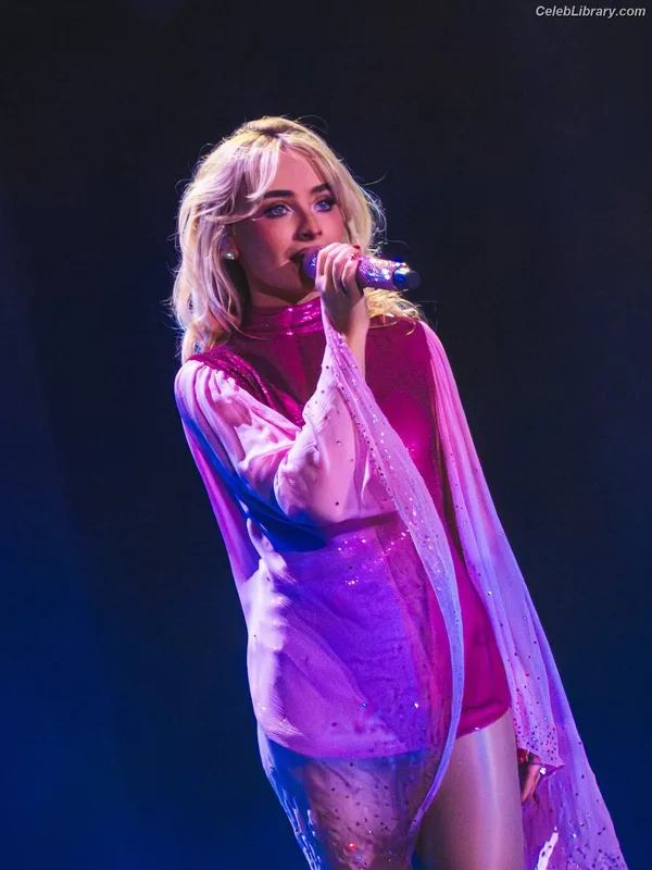 Sabrina Carpenter photo 3 of 6403