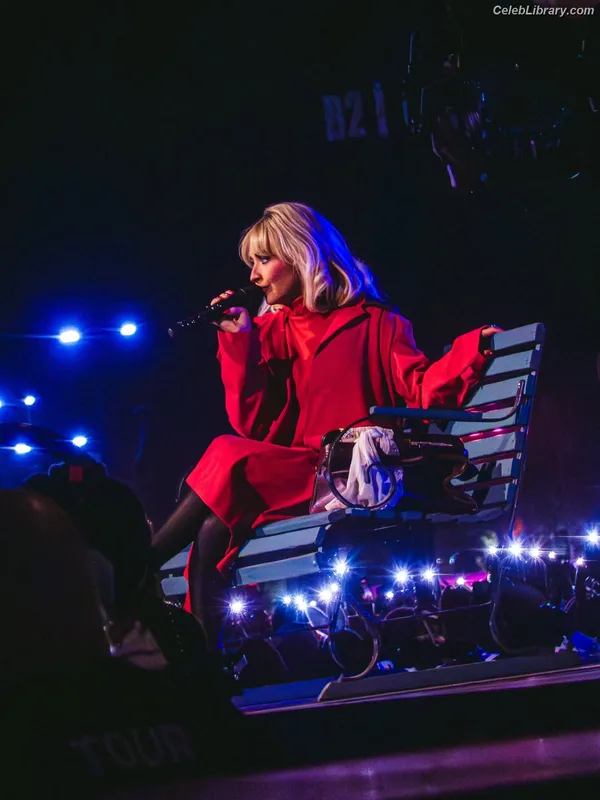 Sabrina Carpenter photo 7 of 6403