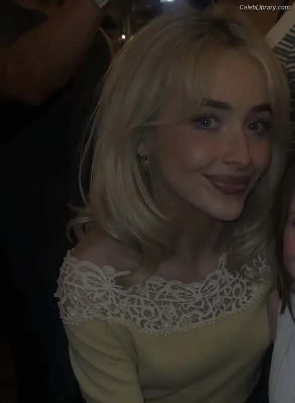 Sabrina Carpenter photo 10 of 6403