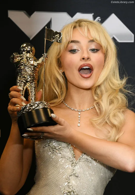 Sabrina Carpenter photo 8 of 6403