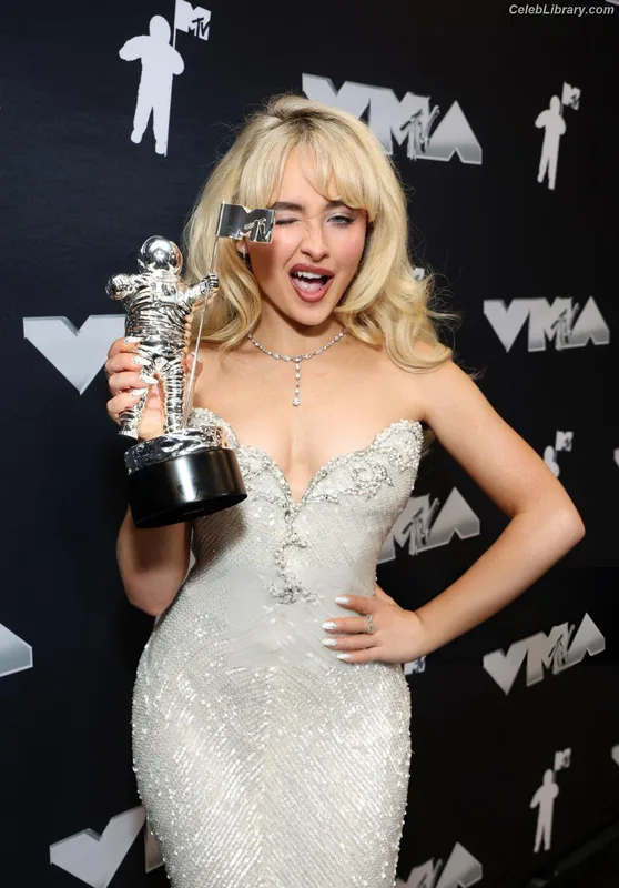 Sabrina Carpenter photo 15 of 6403