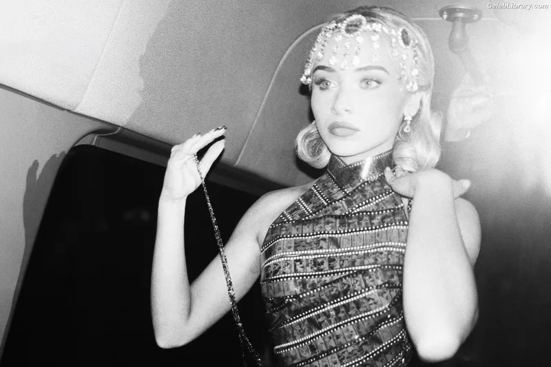 Sabrina Carpenter photo 2 of 6403