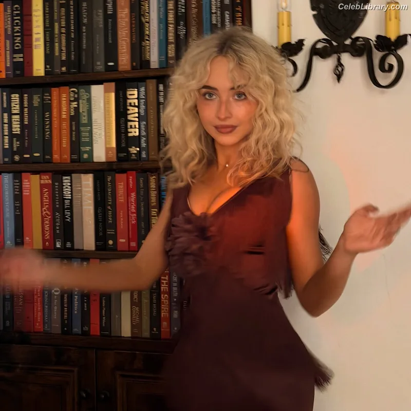 Sabrina Carpenter photo 21 of 6403