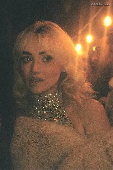 Sabrina Carpenter photo 7 of 6403