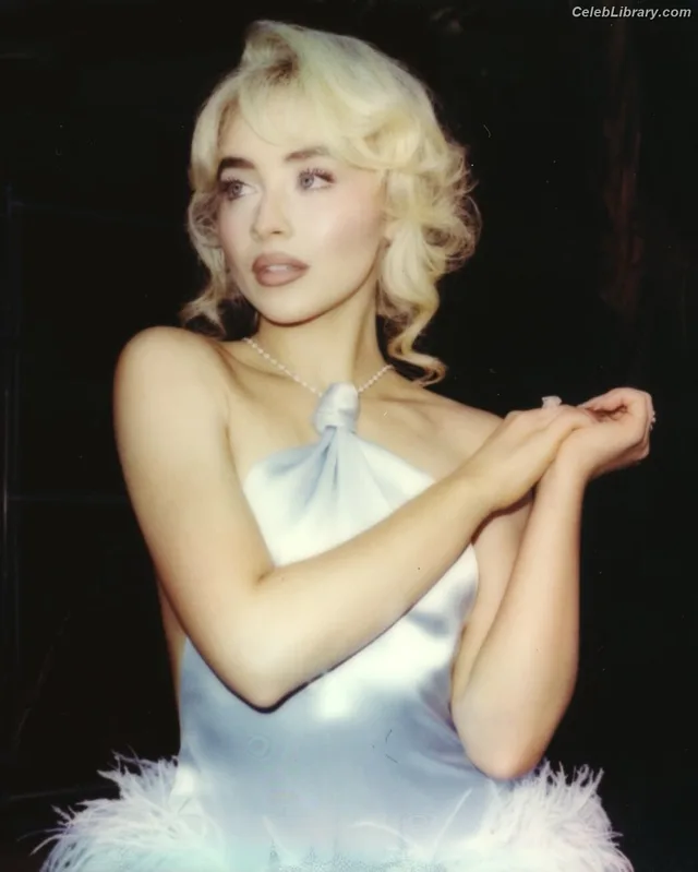 Sabrina Carpenter photo 21 of 6403