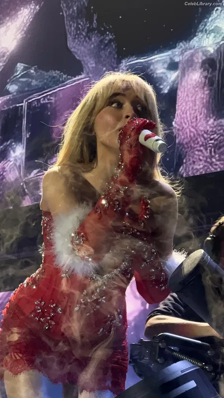 Sabrina Carpenter photo 3 of 6403