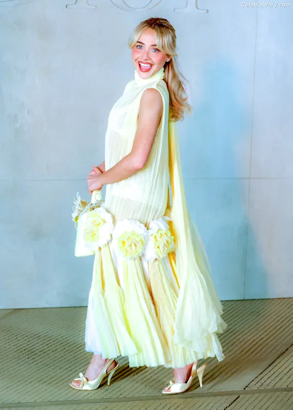 Sabrina Carpenter photo 7 of 6403