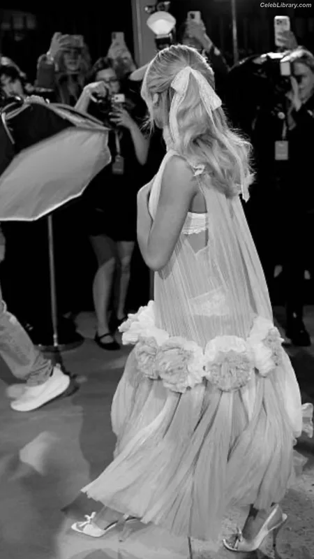Sabrina Carpenter photo 11 of 6403