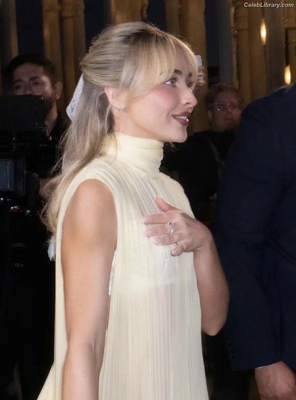 Sabrina Carpenter photo 24 of 6403