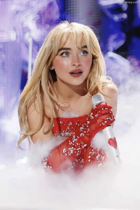Sabrina Carpenter photo 3 of 6403