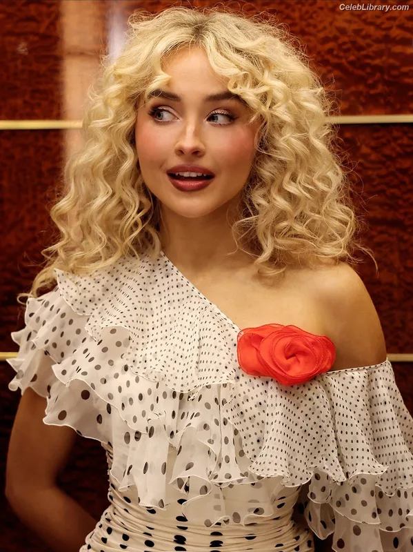 Sabrina Carpenter photo 5 of 6403