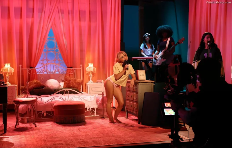 Sabrina Carpenter photo 3 of 6403