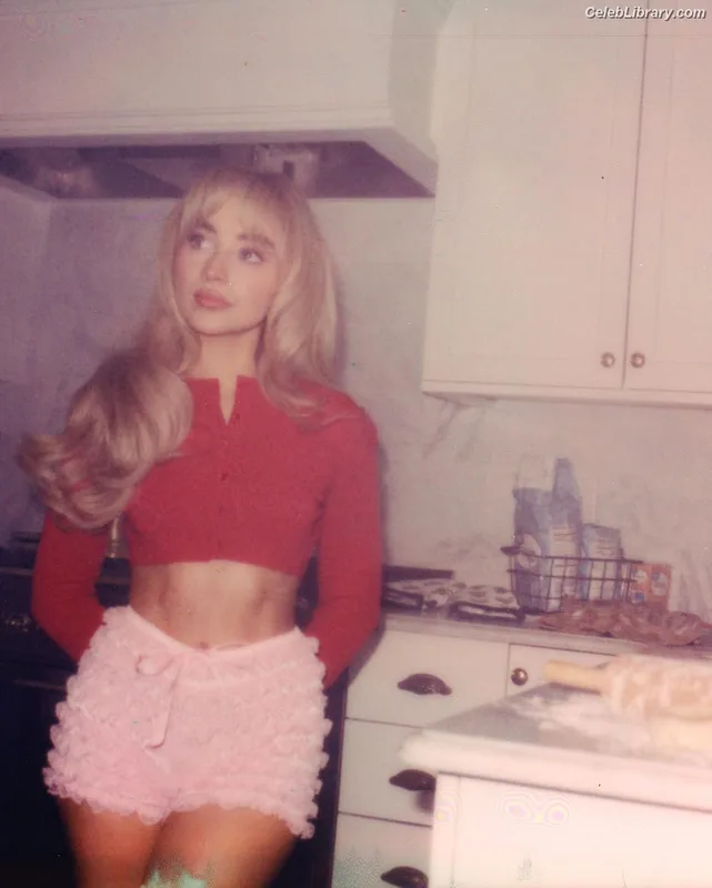 Sabrina Carpenter photo 2 of 6403