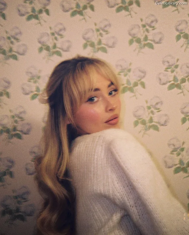 Sabrina Carpenter photo 3 of 6403