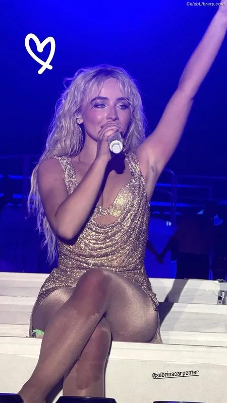 Sabrina Carpenter photo 8 of 6403