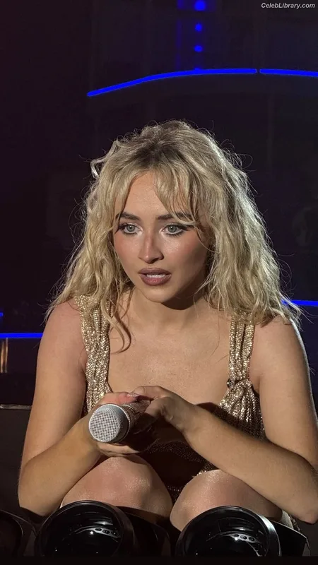 Sabrina Carpenter photo 9 of 6403