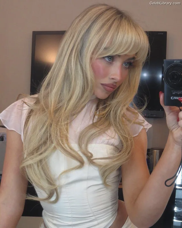Sabrina Carpenter photo 3 of 6403