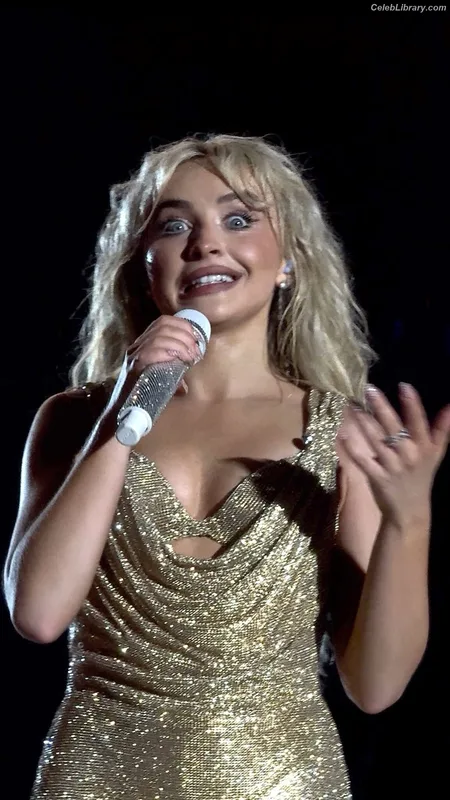 Sabrina Carpenter photo 18 of 6403