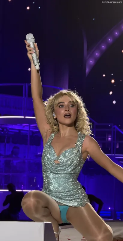 Sabrina Carpenter photo 2 of 6403
