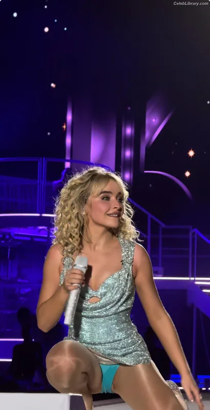 Sabrina Carpenter photo 3 of 6403