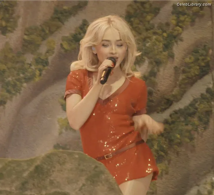 Sabrina Carpenter photo 22 of 6403