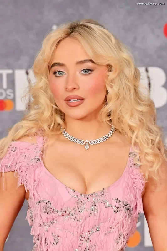 Sabrina Carpenter photo 9 of 6403