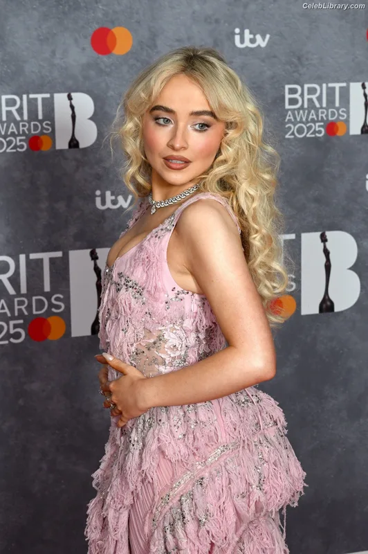 Sabrina Carpenter photo 12 of 6403