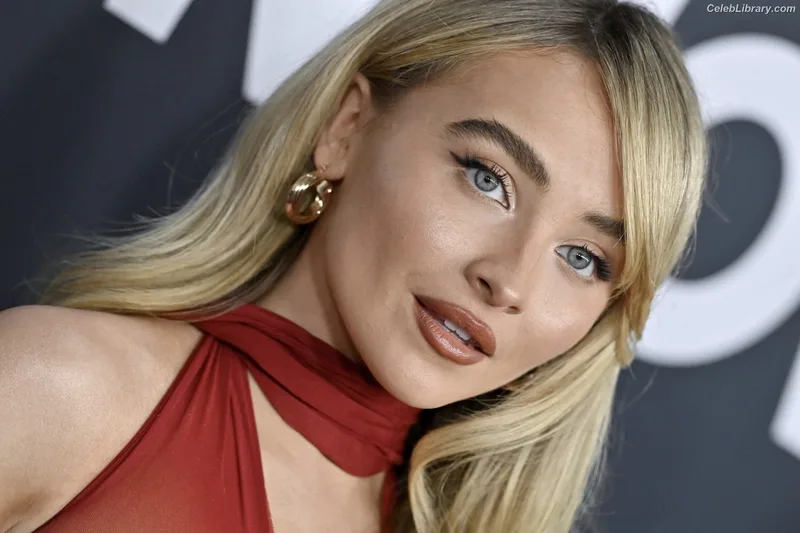 Sabrina Carpenter photo 1 of 6403