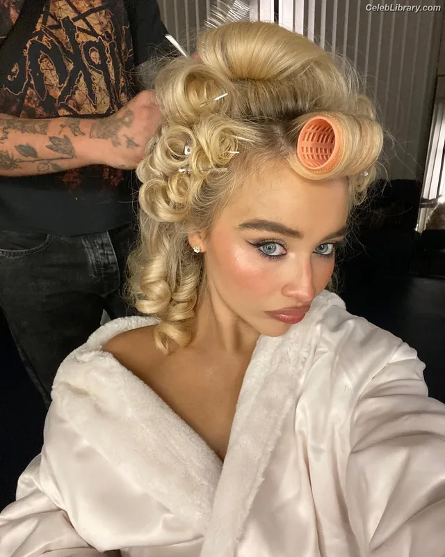 Sabrina Carpenter photo 9 of 6403