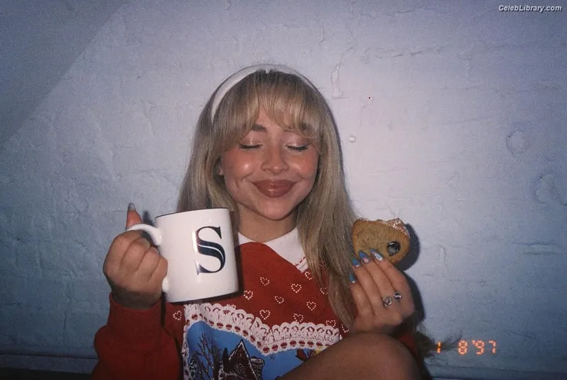 Sabrina Carpenter photo 4 of 6403