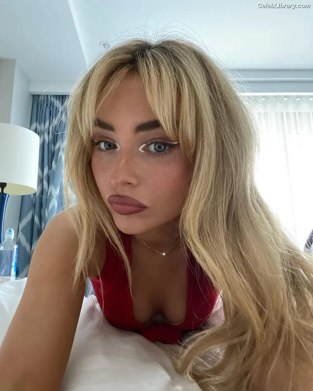 Sabrina Carpenter photo 16 of 6403
