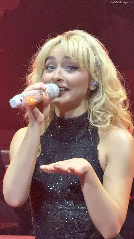 Sabrina Carpenter photo 8 of 6403