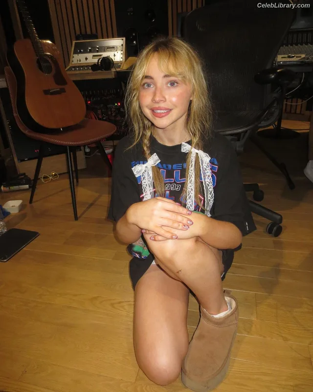 Sabrina Carpenter photo 2 of 6403